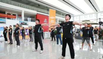 玉柴物流集團(tuán)聯(lián)合品牌公關(guān)部開展乘龍H5-500燃?xì)鉅恳囃茝V暨司機(jī)健康操推廣活動(dòng)