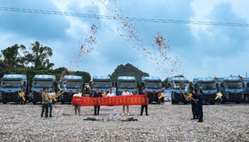 玉柴物流集團玉柴機電玉林公司交付20輛乘龍牽引重載新能源車,助力客戶開啟綠色運輸新篇章