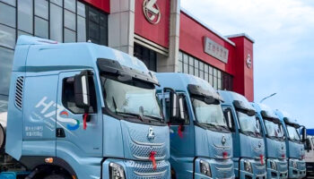 玉柴物流集團玉柴機電玉林公司交付一批乘龍H7 Pro-560馬力LNG牽引車